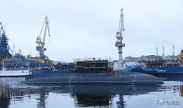 俄军黑海舰队司令气得吐血：乌克兰血洗俄军军港，潜艇遭袭大爆炸