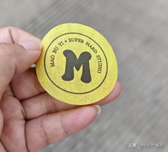 毛不易演唱会“撒纸币”引争议，网友：可以接地气，但不能接地府