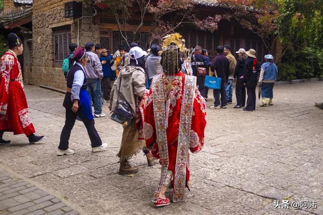 摩旅打卡束河古镇，一不小心进去遛了趟车，石板路况着实感人