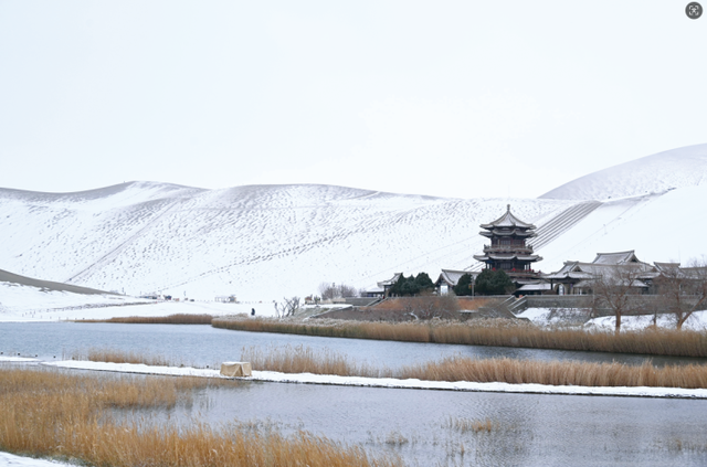 敦煌：雪润大漠