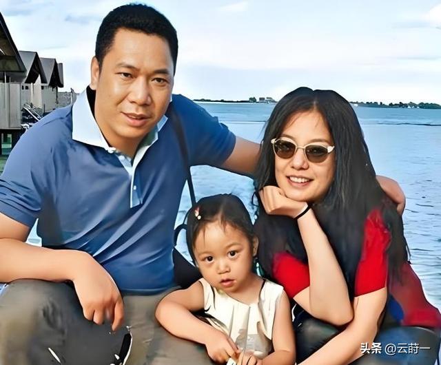 黄有龙做梦也没想到，自己花重金培养大的女儿，竟给赵薇做了嫁衣