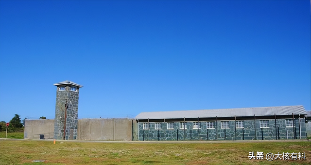 废弃王宫改造的监狱，单人牢房有电视咖啡，可以干兼职赚美元