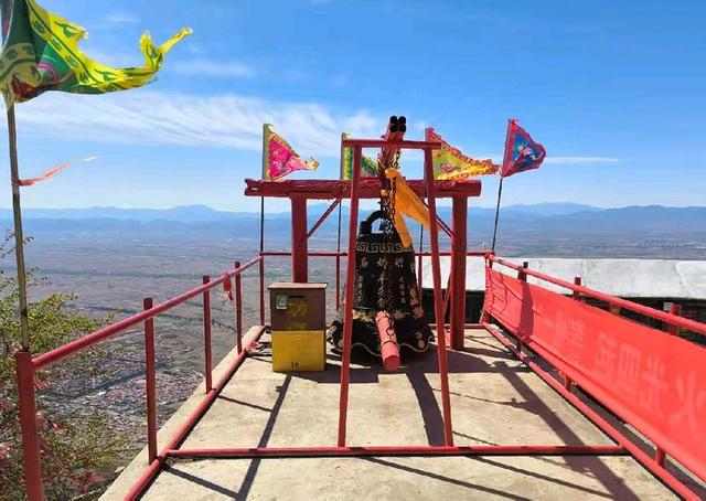 到河北张家口登鸡鸣山