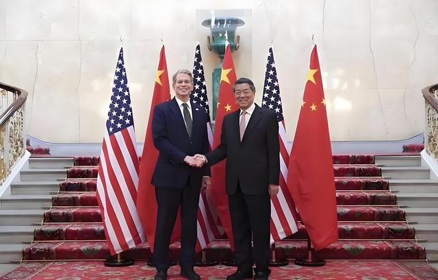 看不成阅兵了？中美谈判前夜，特朗普4字定义两国现状，中方回应