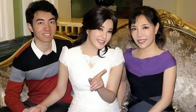 钱再多有什么用75岁刘晓庆摔断左臂,拒绝休养只因无儿无女