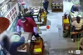 女子被滚烫火锅汤底泼脸，惨叫声响彻店内，凶手精神有问题图片