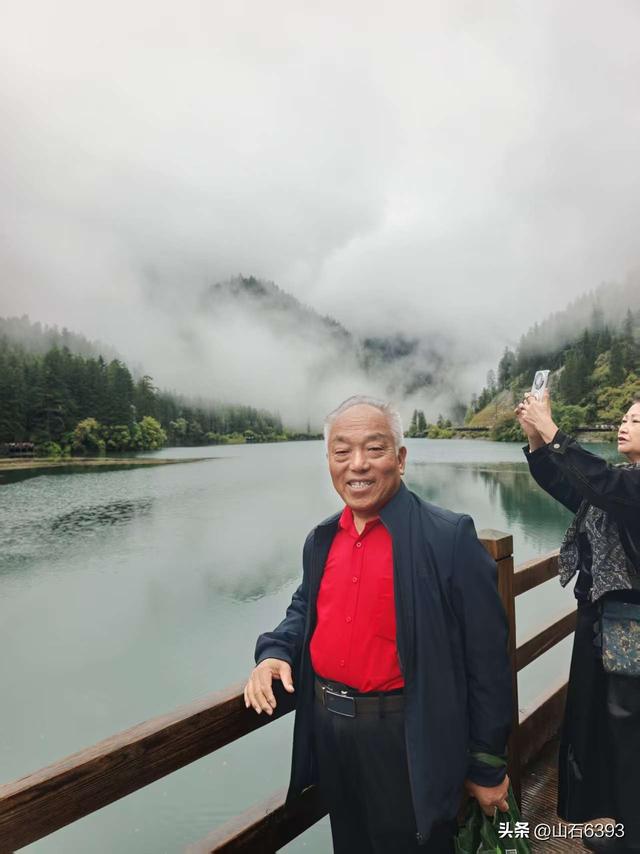丁怀华：《神奇九寨沟 人在画中游》