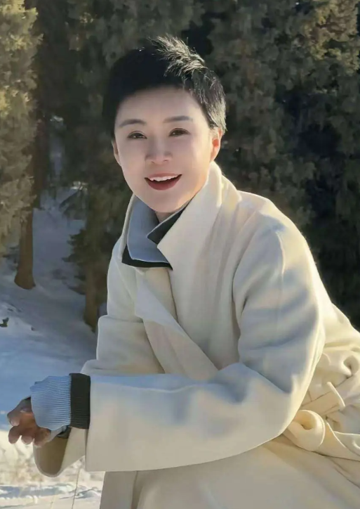 贺娇龙去世仅8天，令人担心的事还是发生了，于适	、吴京受牵连