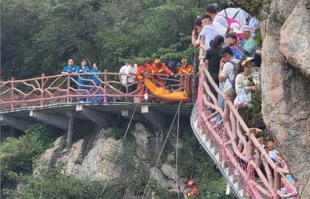 河南老君山景区一游客坠崖，全过程曝光，网友怒怼：不值得同情！