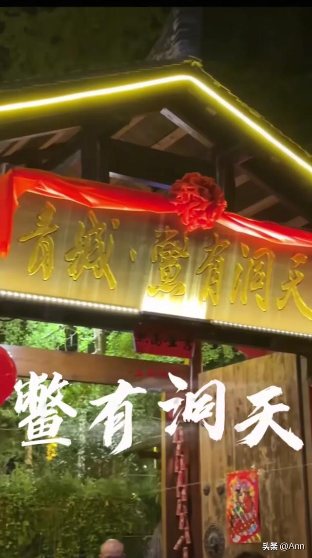 陆毅一家逛完都江堰后打卡鳖有洞天吃甲鱼 小叶子两眼放光萌萌的！