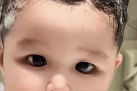 赵本山1岁小外孙近照，憨态可掬像洋娃娃，与妈妈童年照似饼印图片