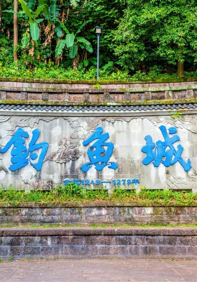 被重庆光芒掩盖，这座小城被一碗“刨猪汤”带火，景点几乎免费看