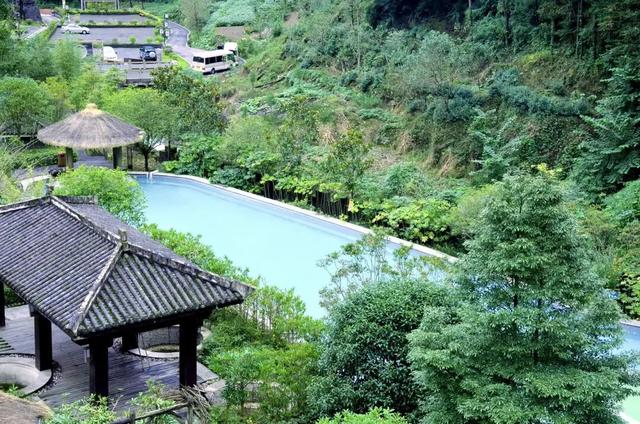 成都出发2.5h刹拢最绝红叶之城！秋色媲美九寨，一城吃够三省美食！更有山林温泉泡过瘾！