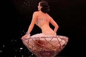 巴黎这一夜秒变“流氓”秀！湿身舞娘，阴间走秀，难道没人管吗？图片