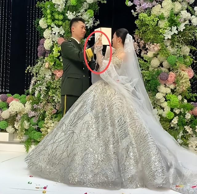 张自轩婚礼曝光！新娘强势	、拒他两次亲密动作，岳父现场送车和卡