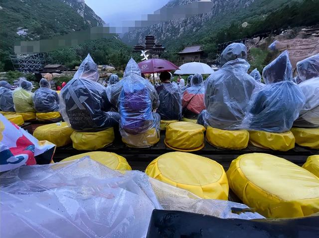 少林寺已经变了。下大雨不让进去避雨 掏了钱也不让进。