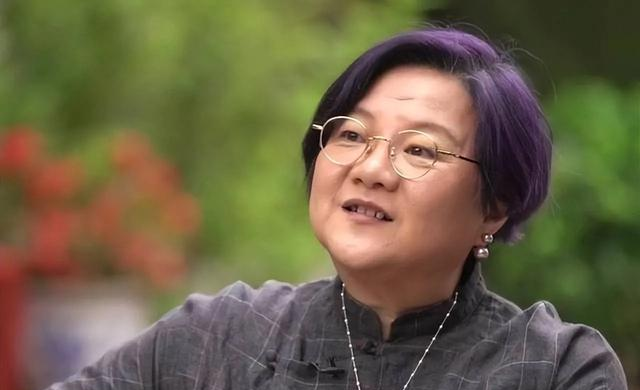陈凯歌前妻洪晃京郊院子曝光，百平空地长草，网友：哪像名门小院