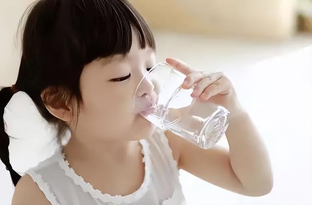孩子发烧，要不要忌口鱼肉蛋奶？到底怎样吃才能恢复得更快？