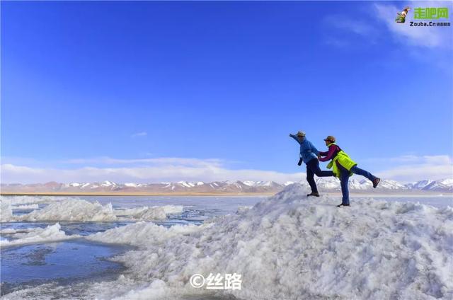 沙漠与湖泊相拥！西藏这片五彩沙丘美到犯规