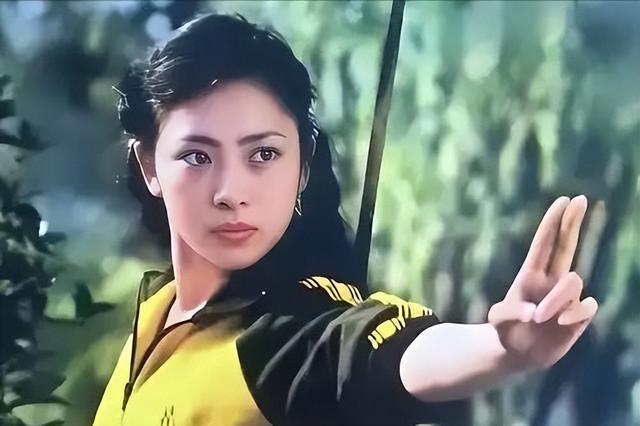 同样是李连杰的女人，64岁黄秋燕和63岁利智对比，简直天差地别