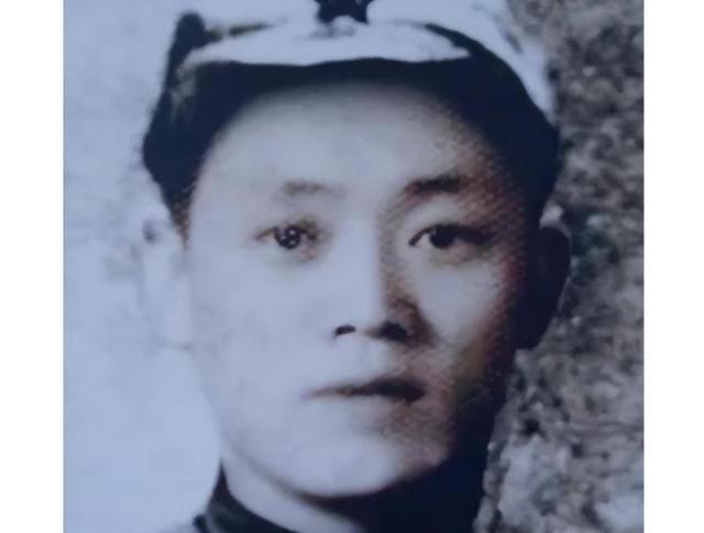 他是贺怡第三任丈夫，意志软弱叛变，建国后因提出见毛主席被逮捕
