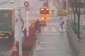 男童高烧全身痉挛 交警及时护送就医图片