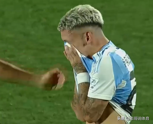 一场2-0！世界杯诞生新王 悲喜两重天：阿根廷队泪洒赛场 黑马狂欢