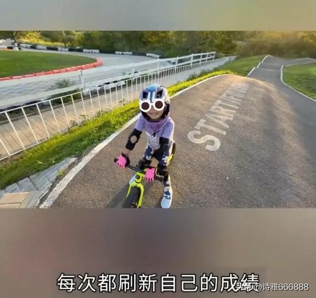 郑恺和苗苗暑假带儿女去阿那亚旅游，一家人幸福感都溢出屏幕了！