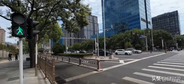 美国小哥第一次到中国 直接破防：我们的钱都花哪了？拿啥跟中国比