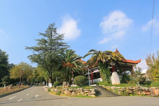 云南曲靖寥廓公园，环境优美，文化深厚，是俯瞰城市美景的好去处