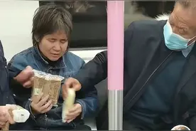 在地铁上送“温暖”的这位爱心大叔找到了！是位71岁的退休干部图片