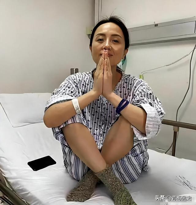 辛柏青带17岁女儿寺庙祈福！父女俩一直牵着手，李乃文也陪在身边