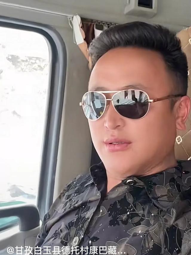 萨玛王朝后裔康巴人的赛马节