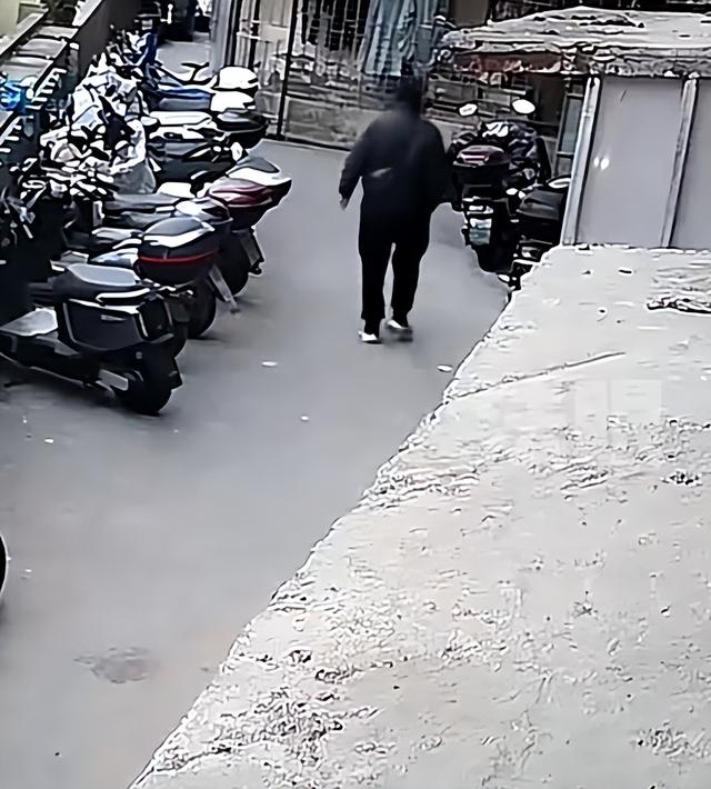 男子多次偷女内裤后续！偷窃过程流出，嘴脸曝光，女子称：可贵咧