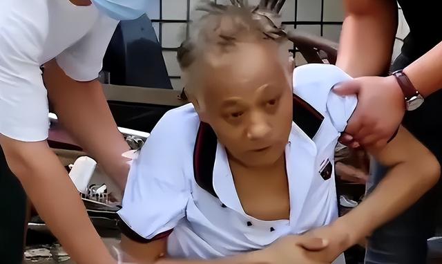 捐肾救妻的模范丈夫，12年后住院发现双肾都在，子女表示无法接受
