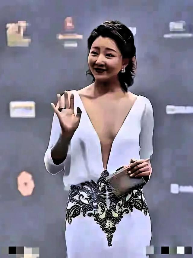哇塞 殷桃彻底放开了 真空穿连体衣惊艳众人 身材凹凸有致 性感又迷人