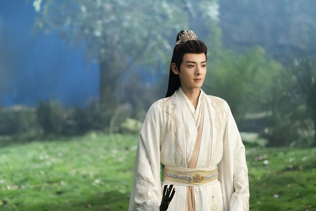 拦腰抱、湿身吻，《暗河传》2搭的他俩，贡献了全剧最大尺度