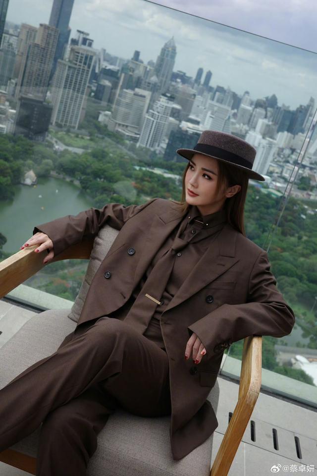 恭喜！香港知名女星被曝恋上小近10岁鲜肉	，二人或已同居试婚