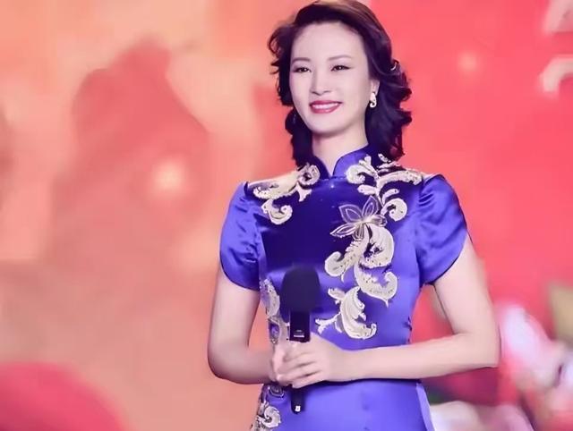 她是央视最惨女主持，男友判死缓丈夫狱中惨死，如今48岁依旧单身