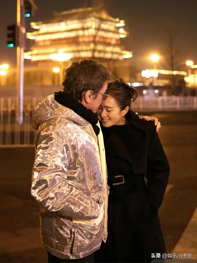 60岁巩俐和77岁老公打卡北京中轴线！