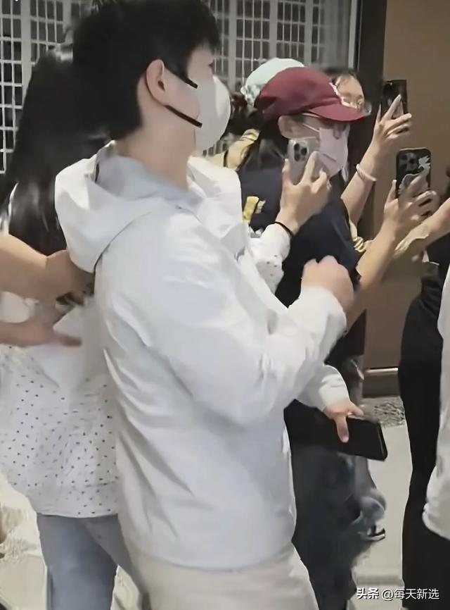 王楚钦遭女子尾随，霸气回应，是真的怒了！