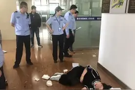 撒娇和撒泼不只是一字之差，夸张姿势震动全网，围观群众一脸无奈图片