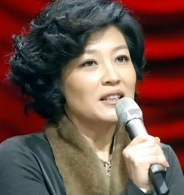 前央视春晚总导演，两字锐评《戏台》，狠狠给陈佩斯出了口窝囊气