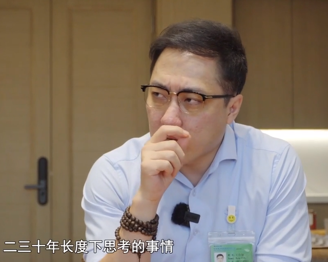 董明珠回应绯闻，王自如被众人嘲讽，网友挖出他办公室藏避孕套