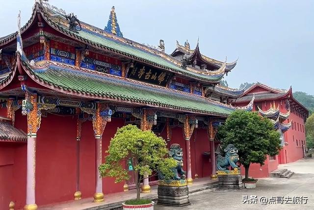 成都彭州被冷落的寺庙，殿宇壮观恢宏，位置堪称上乘，不要门票！