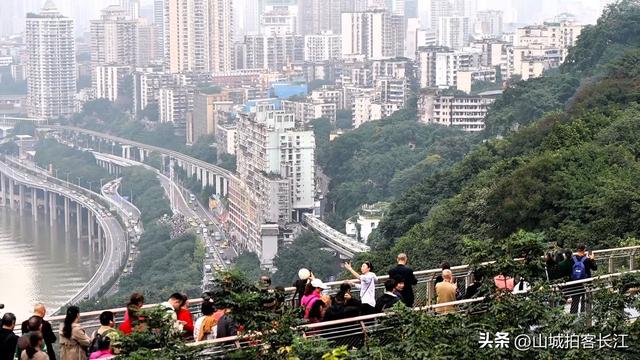 重庆新添颜值爆表的景点，刚开放就人山人海，大爷大妈抢着排队！