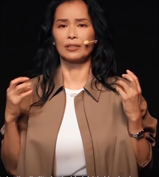 62岁韦唯现状：脊柱断裂已恢复，前夫已死，3个混血儿子回国相伴