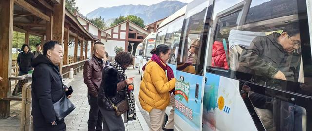 四川多地再迎秋假 青川唐家河红叶研学双热引亲子潮