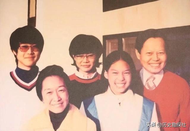 1981年，杜聿明的葬礼上，女儿杜致礼和杨振宁的留影，悲痛难掩！