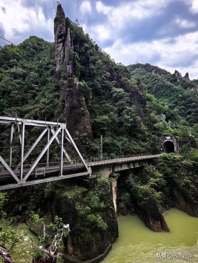 川陕交界的210国道上，有唯一的一段单行线，藏着蜀道上两个秘密